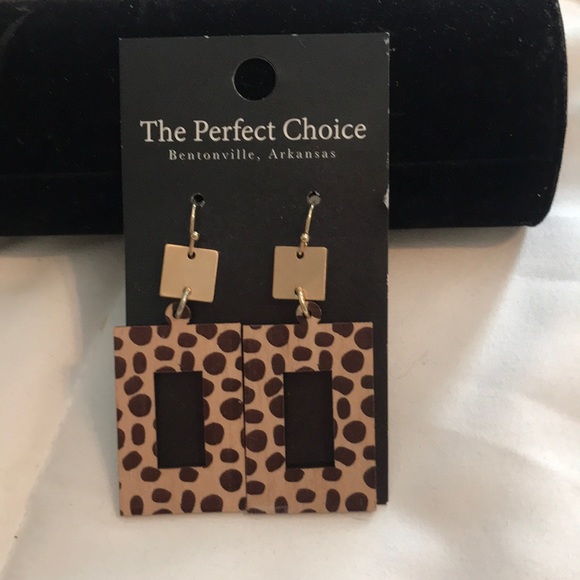 Earrings - Picture 1 of 3